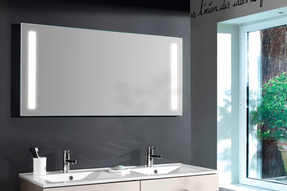 Miroir Led Major Vertical L 902 bandes LED 2 x 480 W (4500°K) Anti-buée 1 x 15 WClasse II - IP 44 - CE Classe énergétique : A++ / A+ / AL 90 X P 3 X H 60 - Poids: 13,5 kg réf. 1744411