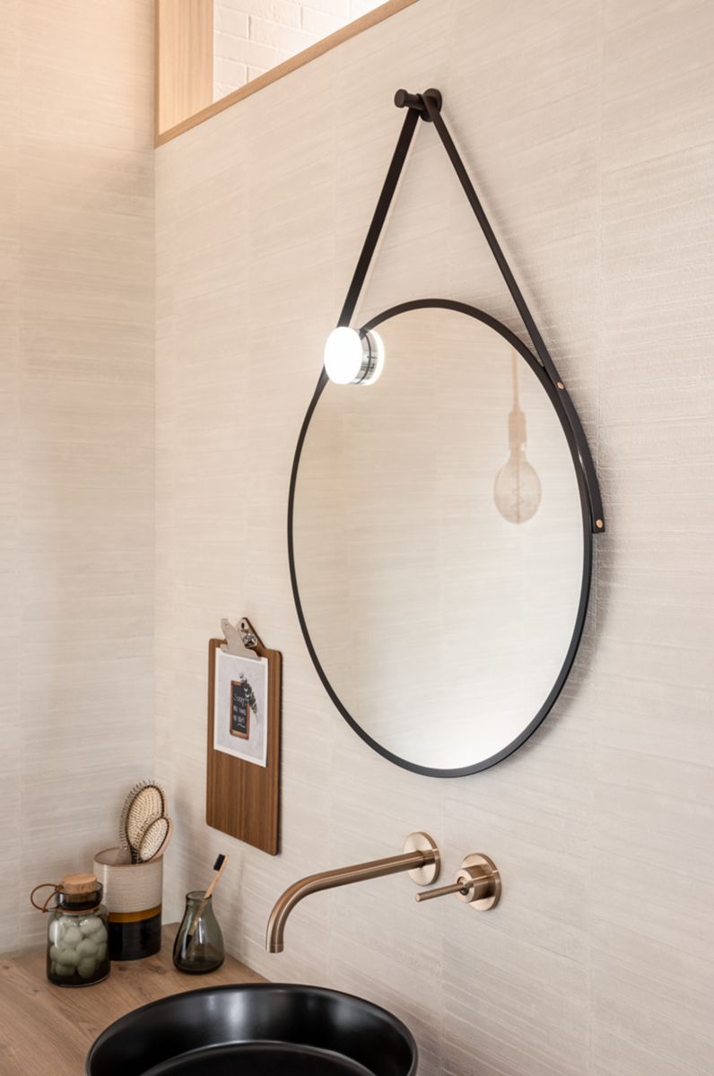 Miroir rond ALLIANCE diamètre 60 cm contour noir avec lanière en cuir noir Réf. MIBCN60