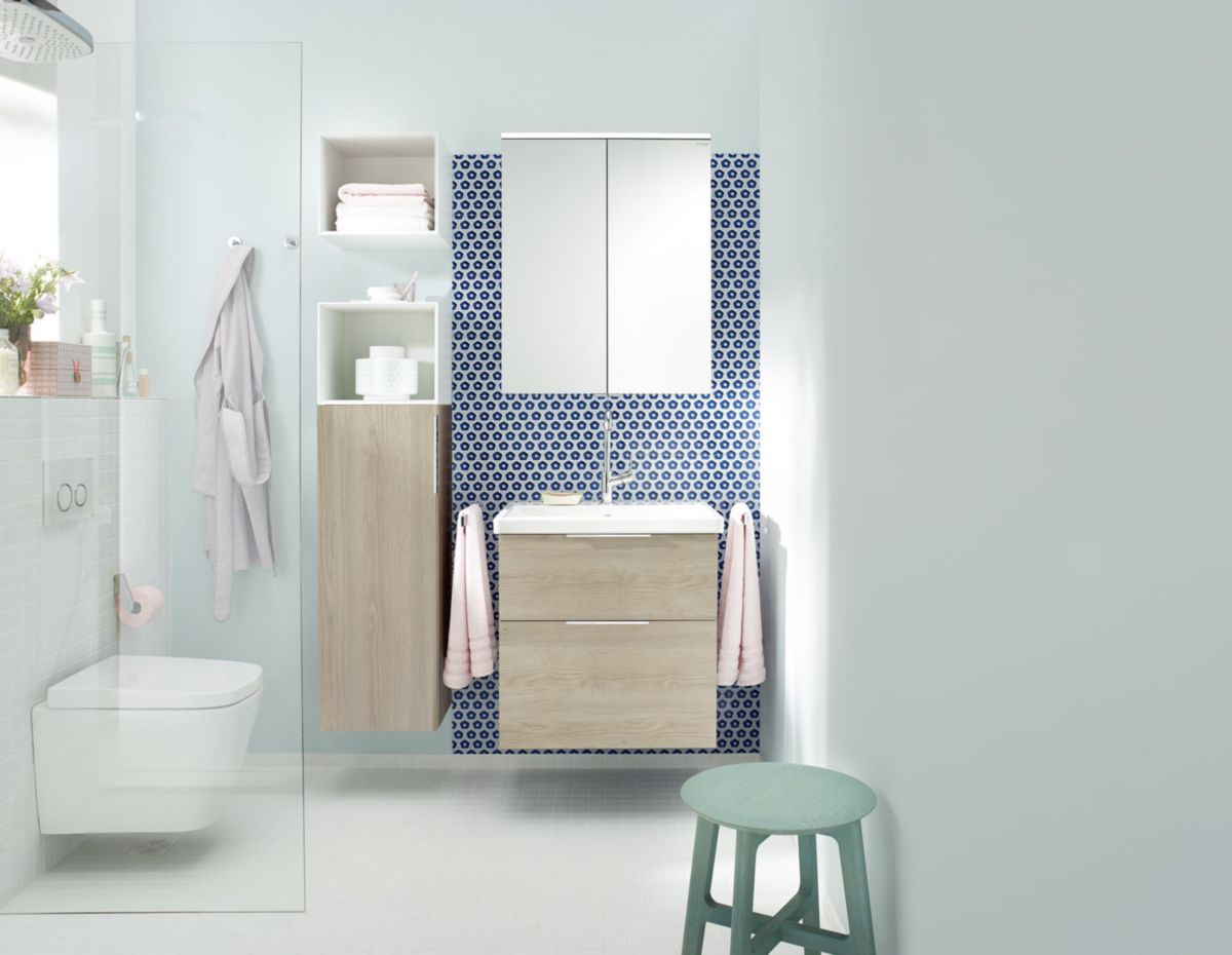 Ensemble EQIO SMART plan de toilette céramique largeur 63 cm avec meuble sous-vasque largeur 60 cm, 2 tiroirs, finition chêne decor cachemire, poignée chromé Réf. SFSQ063F3671C0001G0146