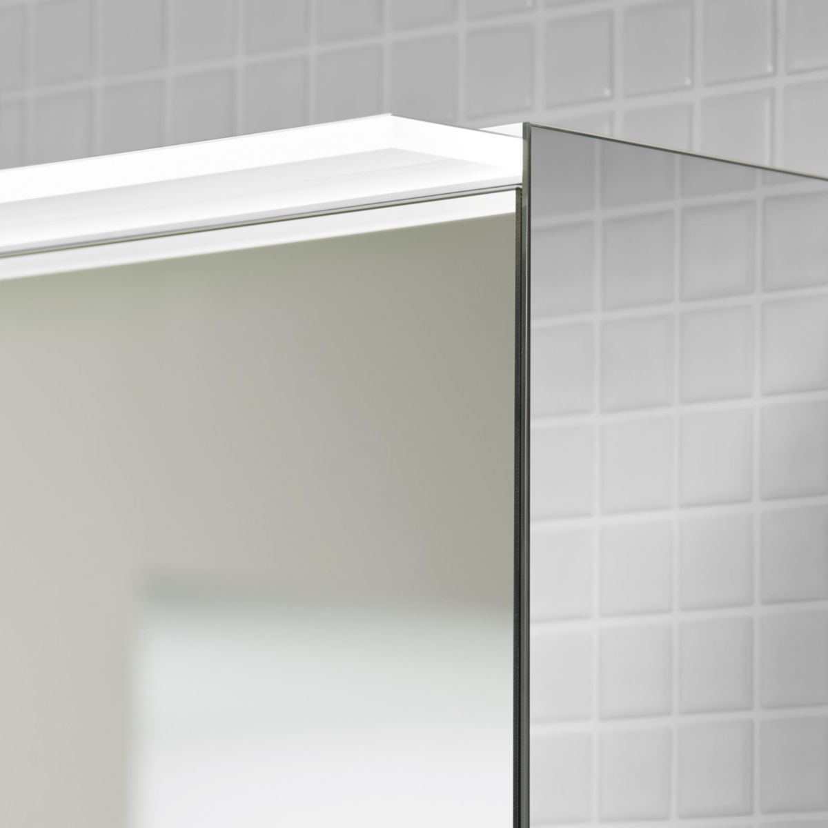 Armoire de toilette FREE 150 cm avec portes miroirs doubles lampe à poser LED, 4200 KCl. Ebloc interrupteur/prise, 1 prise double étagères en verre côtés extérieur du caisson avec miroir intérieur de caisson ferrage droit Réf.SPKD150D