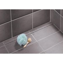 Caniveau avec remontée murale Rivage à garnir en acier inox pour douche italienne, cuve de dimensions 900x70mm, de profondeur 25mm, Evacuation orientable D50mm réf. RG90MG