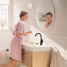 Mitigeur de lavabo 210  Rebris S avec bec orientable, tirette et vidage Noir mat Réf. 72536670