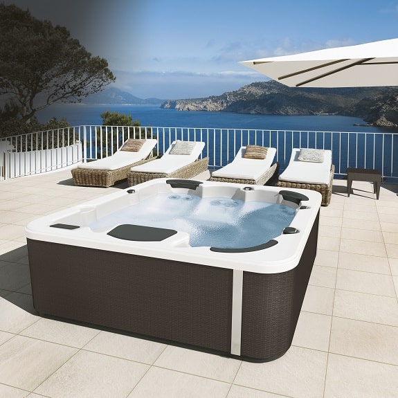 photo Spa sur une terrasse superbe avec vue sur la mer