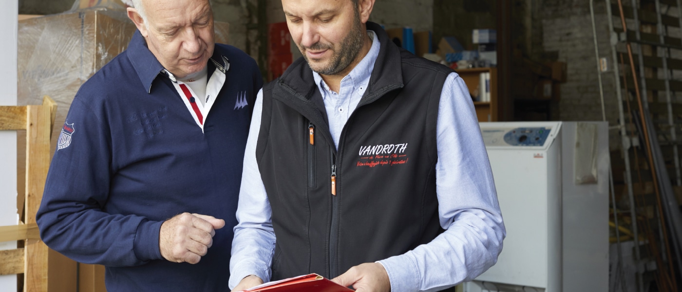 Guillaume Vandroth et son père devant leur entreprise.