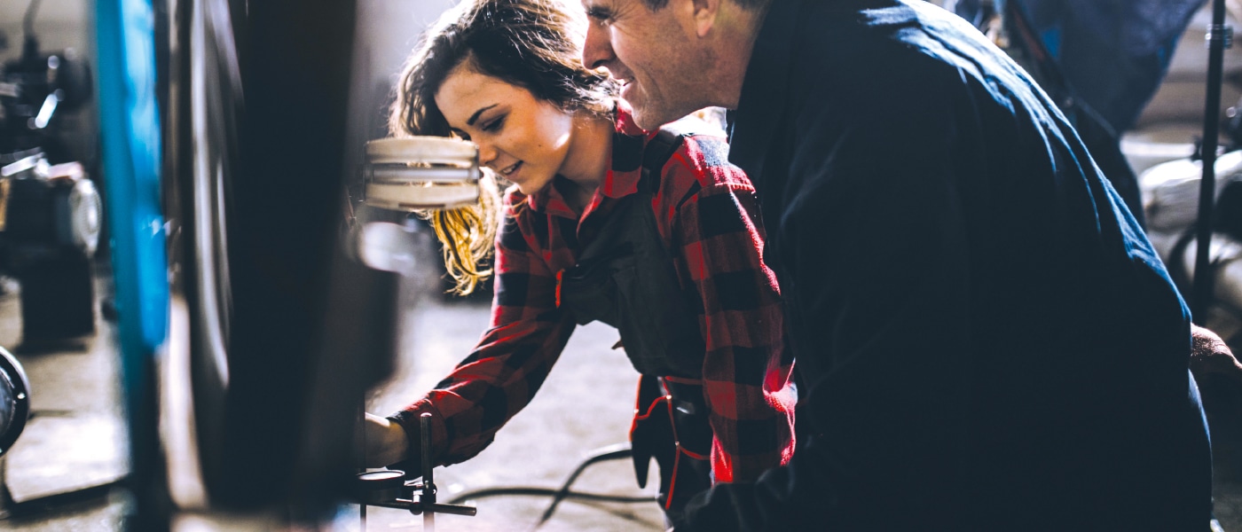 Artisan qui parle à une personne plus jeune.