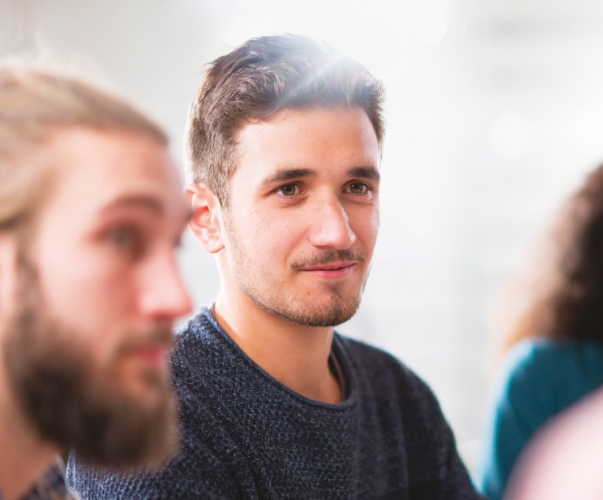 2 hommes artisans souriants et attentifs à la formation QUALIPAC en cours.