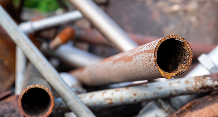 Tuyaux accumulés, déchets de chantier