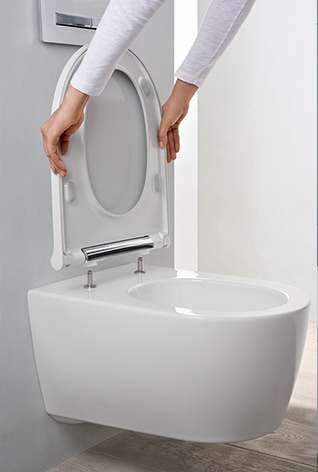 Geberit  : Dans la gamme One qui prône l’installation de sanitaire en applique, le WC suspendu de Geberit ajoute de nombreuses fonctionnalités au tourbillon.