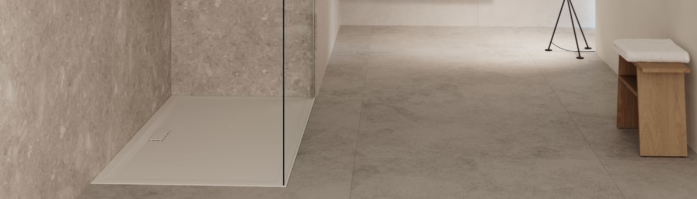 Douche à l’italienne semi-ouverte avec receveur ultra flat d’Ideal Standard chez CEDEO