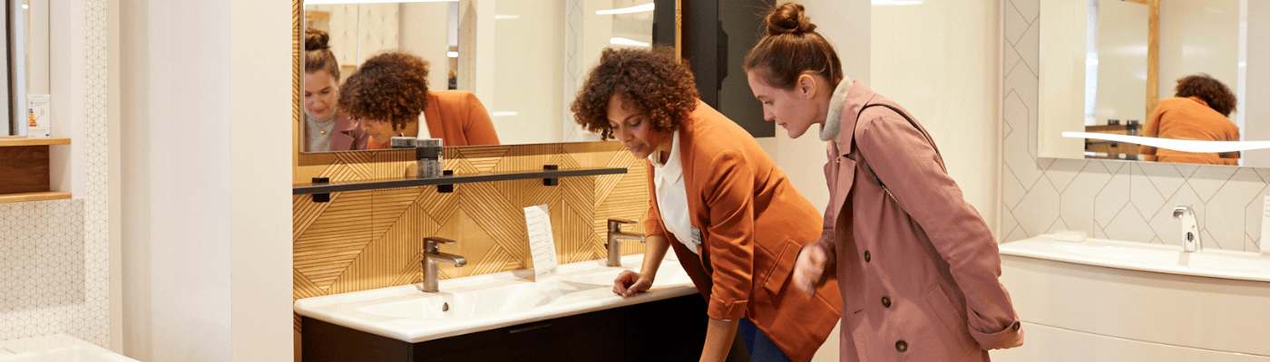 Refaire sa salle de bain avec un conseiller en showroom