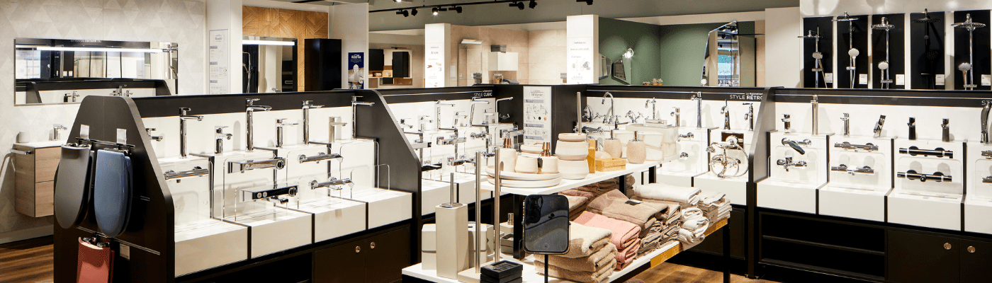 Équipements de salle de bain dans un showroom Envie de salle de bain CEDEO 