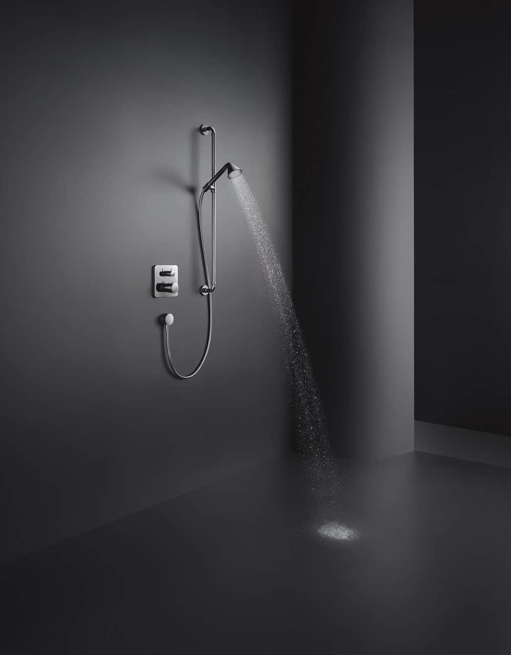 photo article économies d eau avec douche fond noir 