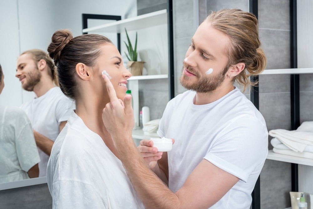 Un couple dans une salle de bain