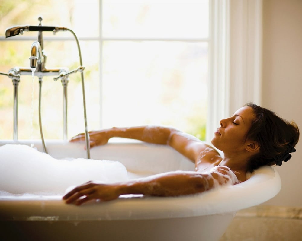 Une femme se détend dans son bain