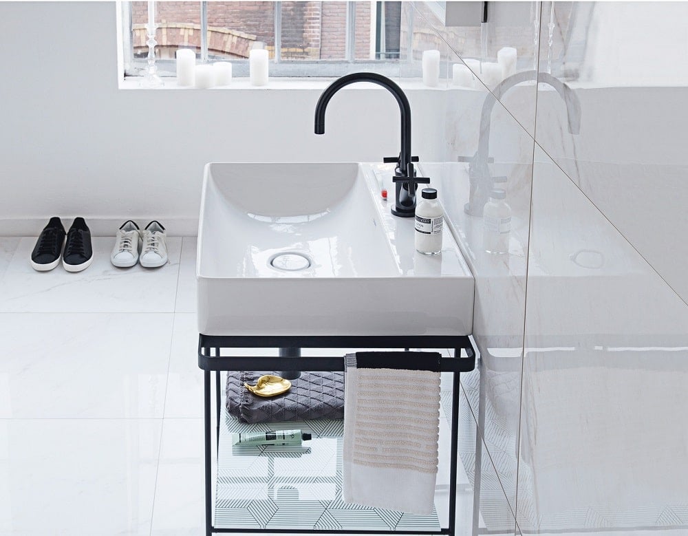 photo Lavabo blanc sur console noire