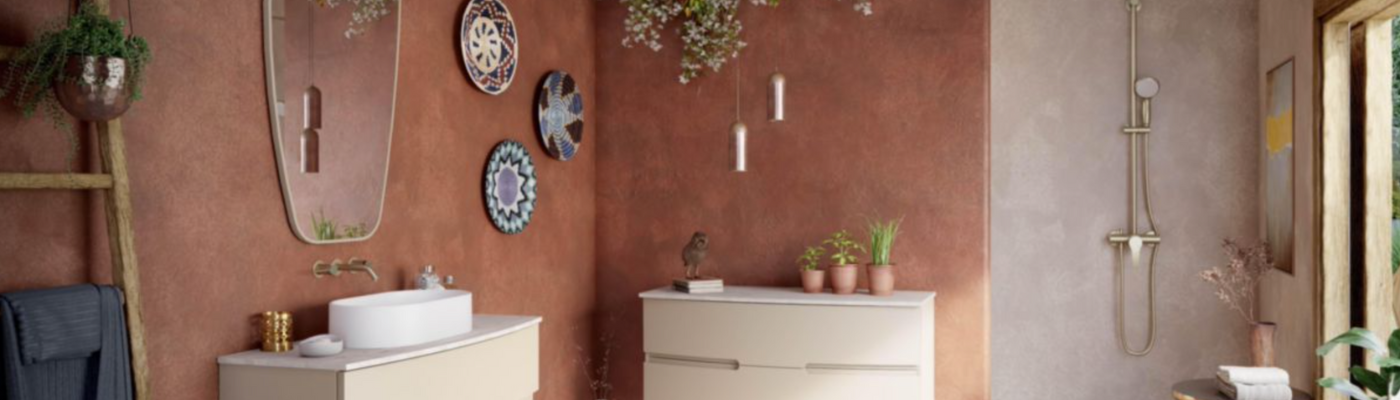 Alt : salle de bain murs terracotta et meubles beiges