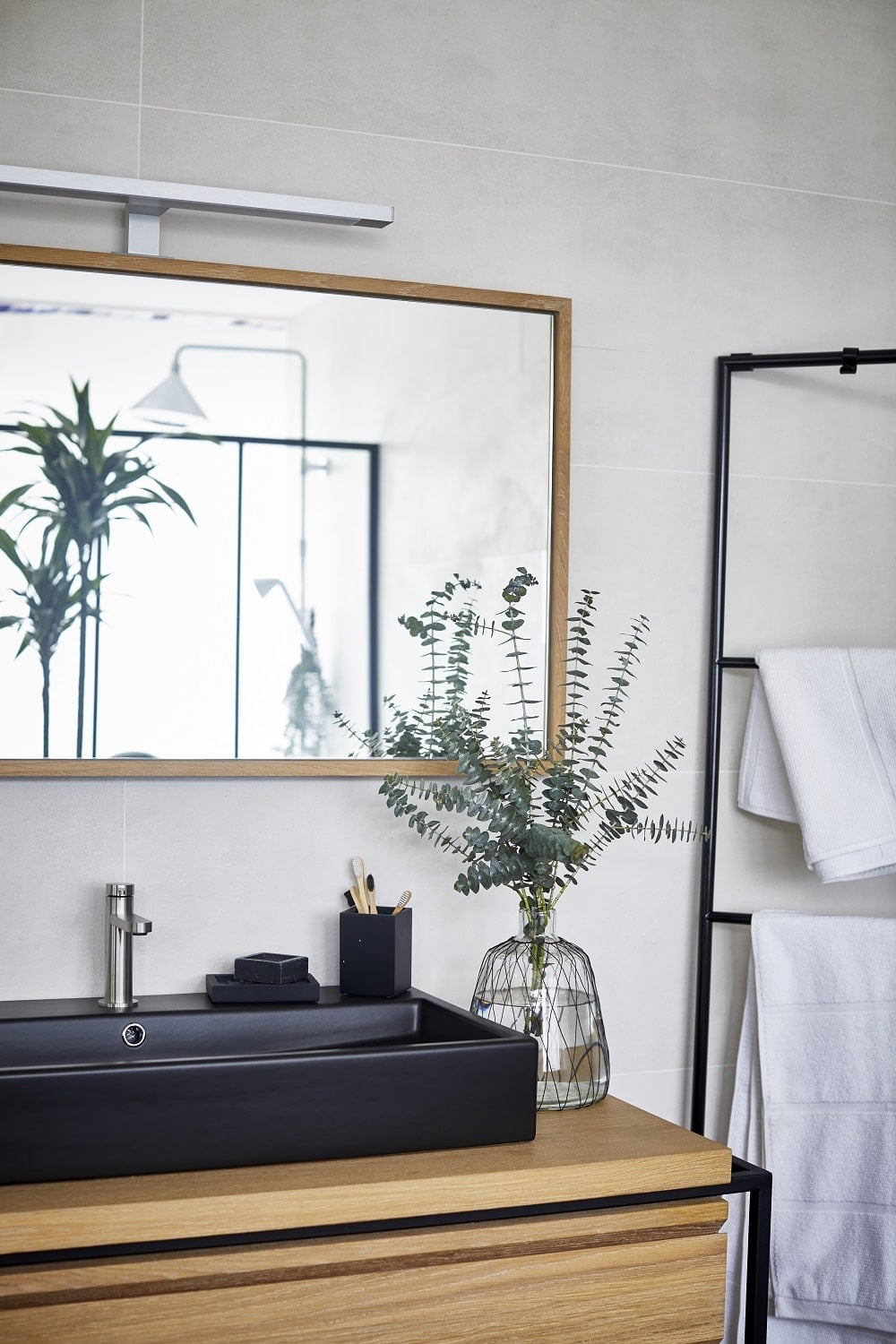 photo plante verte qui se reflète dans un miroir de salle de bain