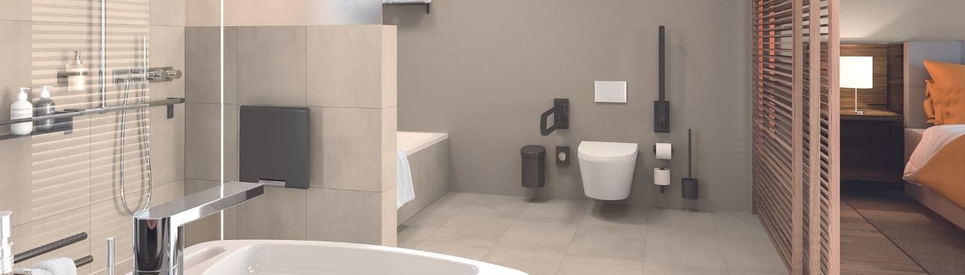 salle de bain accessible avec toilettes PMR et barres d’appuis