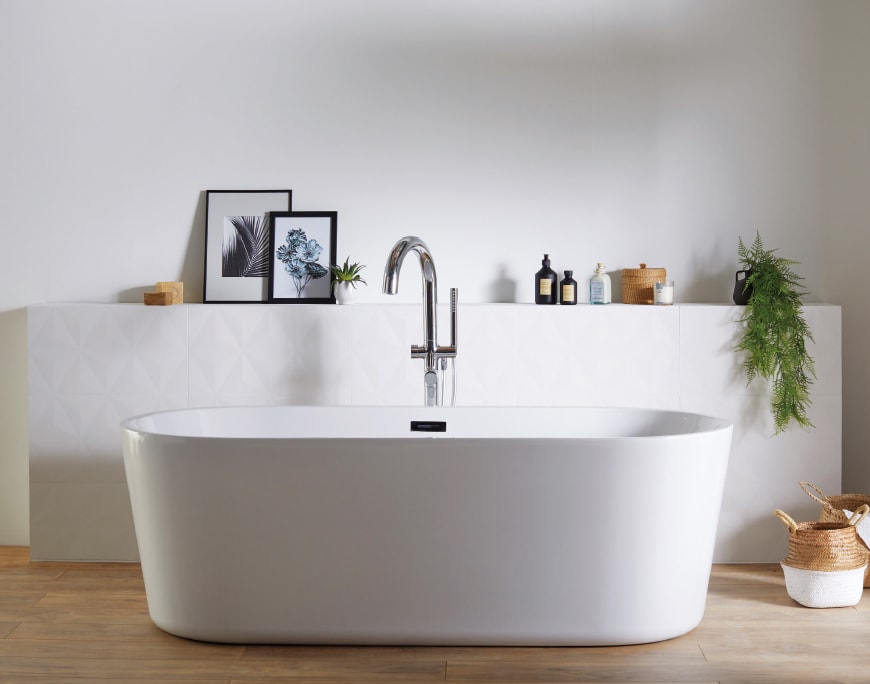 Une baignoire îlot installée dans une salle de bain tendance.