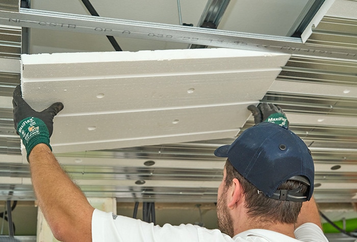 Installation plafond rafraîchissant RAUTOP de Rehau.