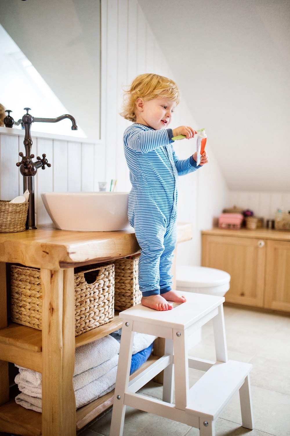 Un-enfant-qui-se-brosse-les-dents