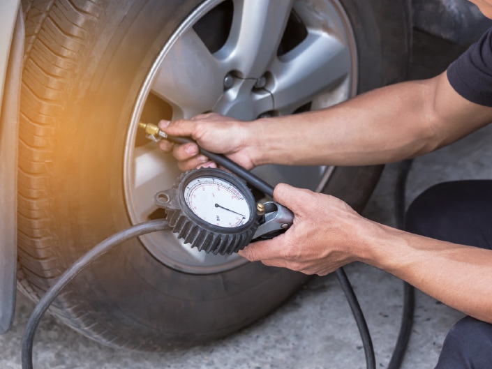 Un véhicule inadapté ou en mauvais état comme des pneus sous-gonﬂés peut être la cause d’accidents de la route pour les professionnels.