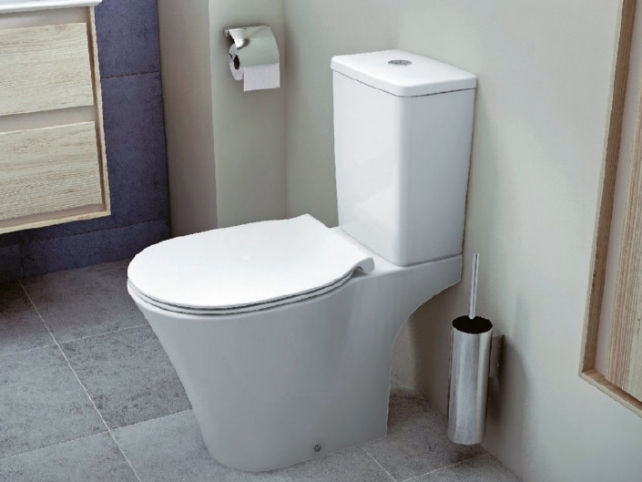  Le WC au sol Connect Air Ideal Standard est doté de la technologie sans bride Aquablade pour l’hygiène.